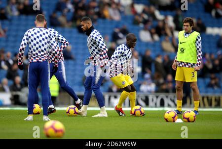 Ruben Loftus-Cheek di Chelsea (seconda a sinistra) e N'Golo Kante (seconda a destra) durante il riscaldamento Foto Stock