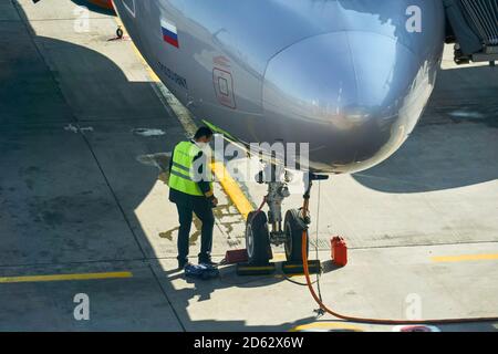 Mosca, Russia - 16 settembre 2020: I servizi aeroportuali controllano i sistemi aerei nel parcheggio dell'aeroporto di Sheremetyevo Foto Stock