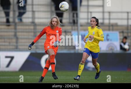 Il portiere della città di Manchester Ellie Roebuck palla trasparente lontano da Birmingham Lucy Stanifforth della città Foto Stock