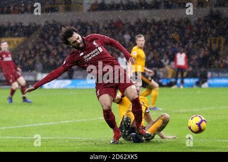 Mohamed Salah di Liverpool (a sinistra) è affrontato da Wolverhampton Wanderers' Conor Coady Foto Stock