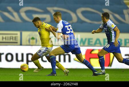 Il che Adams della città di Birmingham supera Dan Burn di Wigan Athletic Foto Stock