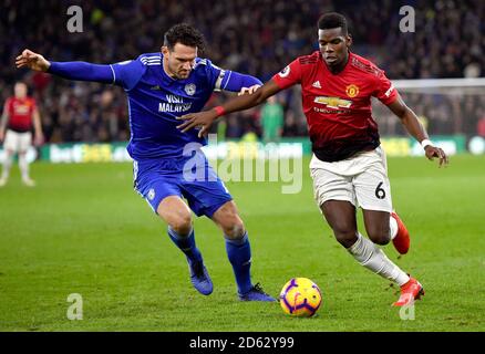 Sean Morrison della città di Cardiff (a sinistra) e Paul Poggiba del Manchester United combatti per la palla Foto Stock