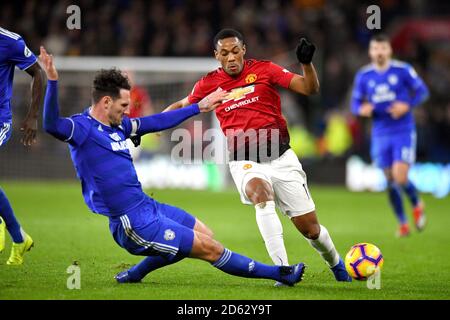 Sean Morrison della città di Cardiff (a sinistra) e Anthony Martial del Manchester United combatti per la palla Foto Stock