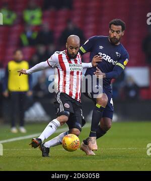 Tom Huddlestone della contea di Derby combatte con David McGoldrick di Sheffield United Foto Stock