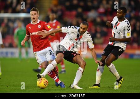 Darren Pratley di Charlton Athletic (al centro) e Mike Bahre di Barnsley (a sinistra) combatti per la palla Foto Stock