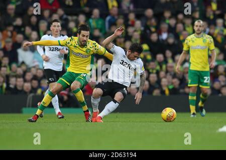 Mario Vrancic di Norwich City (a sinistra) e Jack Marriott della Contea di Derby combattono per la palla durante la partita del campionato Sky Bet a Carrow Road Norwich. Foto Stock