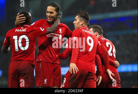 Roberto Firmino di Liverpool (a destra) celebra il primo gol del suo fianco Del gioco di Liverpool Virgil van Dijk (centro) e Liverpool's. Sadio Mane Foto Stock