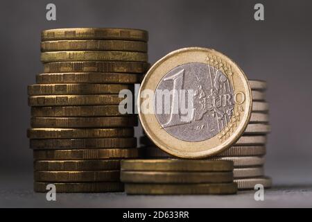 Un euro sullo sfondo di varie monete, primo piano Foto Stock