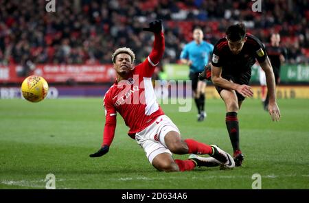 Il Lyle Taylor di Charlton Athletic (a sinistra) va a terra dopo a. Combatti per la palla con Jack Baldwin di Sunderland (a destra) Foto Stock