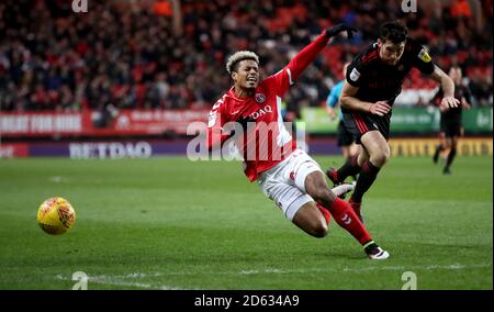 Il Lyle Taylor di Charlton Athletic (a sinistra) va a terra dopo a. Combatti per la palla con Jack Baldwin di Sunderland (a destra) Foto Stock