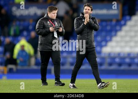 Danny Cowley (a destra), responsabile della città di Lincoln, applaude i fan di la fine della partita Foto Stock