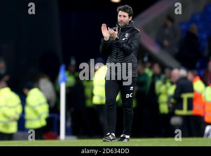 Danny Cowley, responsabile della città di Lincoln, applaude i fan di fine della partita Foto Stock