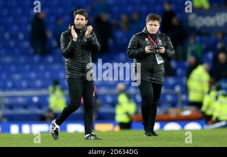 Danny Cowley (a sinistra), responsabile della città di Lincoln, applaude i fan di la fine della partita Foto Stock