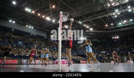 Strathclyde Sirens' Cat Tuivaiti in azione durante la Vitality Netball Superleague Super Ten match tenutosi all'Arena Birmingham Foto Stock