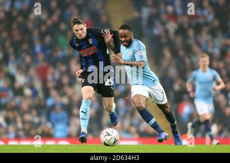 Rotherham United's ben Wiles (a sinistra) e Manchester City's Raheem Sterling combatti per la palla Foto Stock