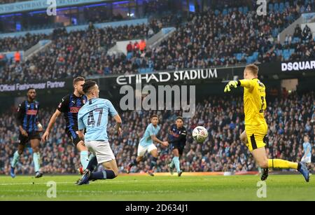 Phil Foden (a sinistra) di Manchester City fa un colpo sul gol Foto Stock
