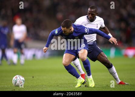 Eden Hazard di Chelsea (a sinistra) e la battaglia di Moussa Sissoko di Tottenham Hotspur per la sfera Foto Stock