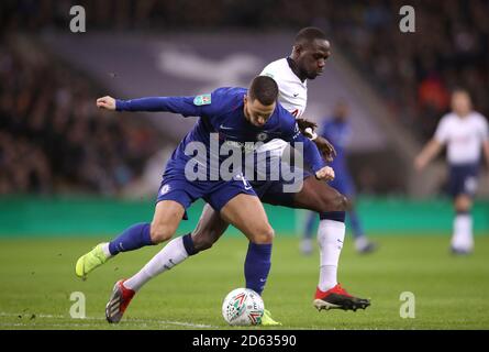 Eden Hazard di Chelsea (a sinistra) e la battaglia di Moussa Sissoko di Tottenham Hotspur per la sfera Foto Stock