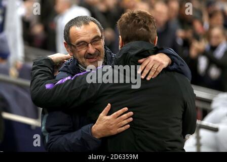 Maurizio Sarri (a sinistra), direttore del Chelsea, e Maurizio, direttore del Tottenham Hotspur Pochettino si salutano l'un l'altro prima di iniziare Foto Stock