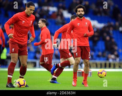 Virgil van Dijk di Liverpool (a sinistra) e Mohamed Salah si riscaldano prima della partita Foto Stock