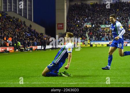 Michael Jacobs di Wigan Athletic celebra il secondo gol del suo fianco del gioco Foto Stock