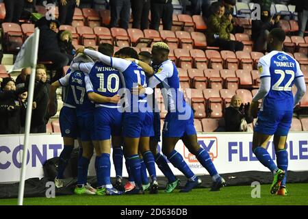 Michael Jacobs di Wigan Athletic celebra il secondo gol del suo fianco del gioco Foto Stock