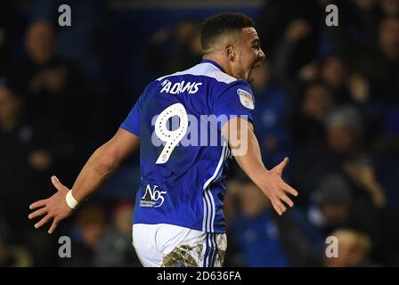 Il che Adams di Birmingham celebra il raggiungimento dell'obiettivo di equalizzazione Foto Stock