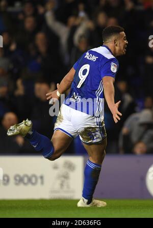 Il che Adams di Birmingham celebra il raggiungimento dell'obiettivo di equalizzazione Foto Stock