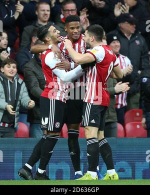 Benrahma, detto di Brentford (a sinistra), celebra il secondo gol della sua parte Del gioco con Julian Jeanvier (centro) e Neal Maupay (destra) Foto Stock