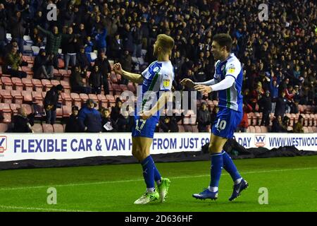 Michael Jacobs di Wigan Athletic celebra il secondo gol del suo fianco del gioco Foto Stock