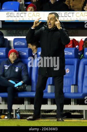 Il manager di Reading Jose Manuel Gomes dà istruzioni durante il gioco Foto Stock