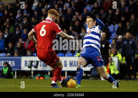 Reading's Jon Dadi Bodvarsson e Nottingham Forest's Jack Colback (a sinistra) combatti per la palla Foto Stock