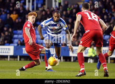 Reading's Leandro Bacuna (al centro) e Nottingham Forest's Jack Colback (a sinistra) combatti per la palla Foto Stock