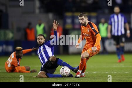 Michael Hector di Sheffield Wednesday (a sinistra) e Elliot Lee di Luton Town combatti per la palla Foto Stock