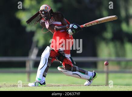 La squadra di cricket di Maasai Warriors gioca contro vale of Belvoir Cricket Club durante il loro tour nel Regno Unito per sensibilizzare la popolazione sulla disuguaglianza di genere, la fine della campagna sulle MGF, la criminalità legata all'odio, la schiavitù moderna, la conservazione e la promozione della loro cultura e del loro paese, il Kenya Foto Stock