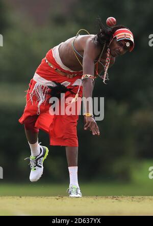 La squadra di cricket di Maasai Warriors gioca contro vale of Belvoir Cricket Club durante il loro tour nel Regno Unito per sensibilizzare la popolazione sulla disuguaglianza di genere, la fine della campagna sulle MGF, la criminalità legata all'odio, la schiavitù moderna, la conservazione e la promozione della loro cultura e del loro paese, il Kenya Foto Stock