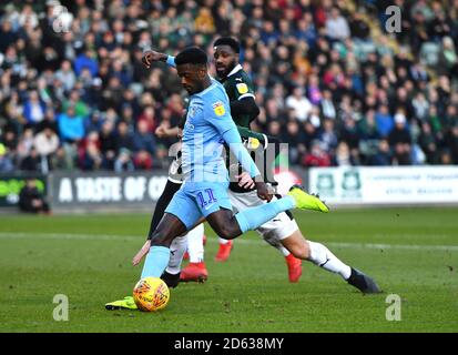 Jordy Hiwula (davanti) di Coventry City spara verso l'obiettivo Foto Stock