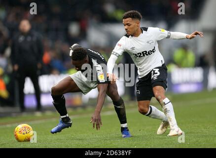 Duane Holmes della contea di Derby e Andy Yiadom della Reading per la battaglia la sfera Foto Stock