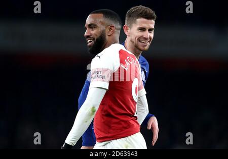 Alexandre Lacazette dell'Arsenal (a sinistra) e il suo abbraccio Jorginho di Chelsea durante il corrispondenza Foto Stock