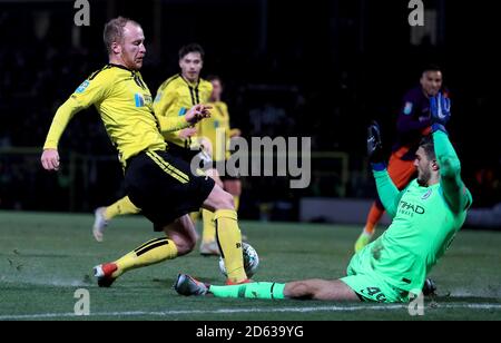 Liam Boyce di Burton Albion ha una possibilità sul gol AS Il portiere Arijanet Muric di Manchester City si tuffa per la palla Foto Stock