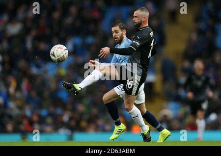 Bernardo Silva di Manchester City (a sinistra) e Steven Defour di Burnley azione Foto Stock