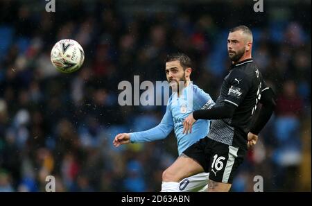 Bernardo Silva di Manchester City (a sinistra) e Steven Defour di Burnley azione Foto Stock