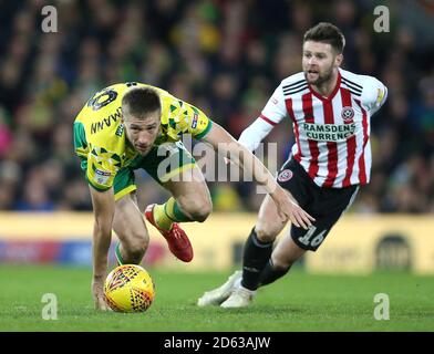 Marco Stiepermann di Norwich City (a sinistra) e Oliver Norwood di Sheffield United combatti per la palla Foto Stock