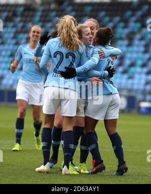 Nikita Parris (a destra) di Manchester City celebra il primo posto della sua parte obiettivo del gioco con i compagni di squadra Foto Stock