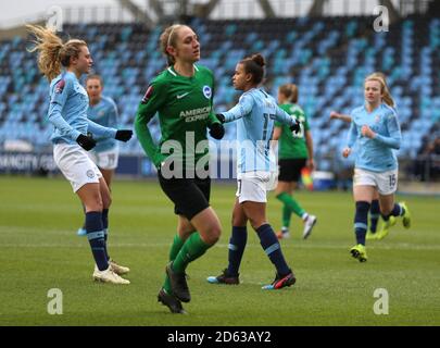 Nikita Parris (centro) di Manchester City celebra il primo posto della sua parte obiettivo del gioco Foto Stock