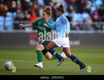 Nikita Parris (a destra) di Manchester City e Brighton e Hove Albion's. Felicity Gibbons battaglia per la palla Foto Stock