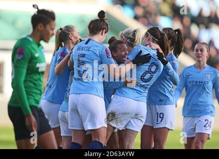 Nikita Parris di Manchester City (centro a sinistra) e Jill Scott (centro destra) celebra il terzo obiettivo del gioco con cui segna il suo lato compagni di squadra Foto Stock