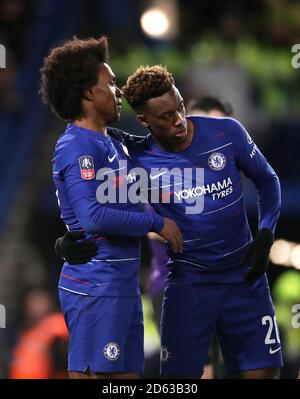 Il Willian di Chelsea (a sinistra) celebra il terzo obiettivo del suo fianco Il gioco con il compagno di squadra Callum Hudson-Odoi Foto Stock