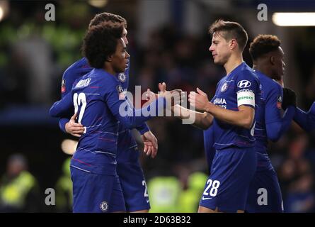 Il Willian di Chelsea (a sinistra) celebra il terzo obiettivo del suo fianco Il gioco con il compagno di squadra Cesar Azpilicueta Foto Stock