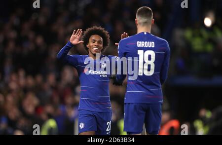 Il Willian di Chelsea (a sinistra) celebra il terzo obiettivo del suo fianco Il gioco con il compagno di squadra Olivier Giroud Foto Stock